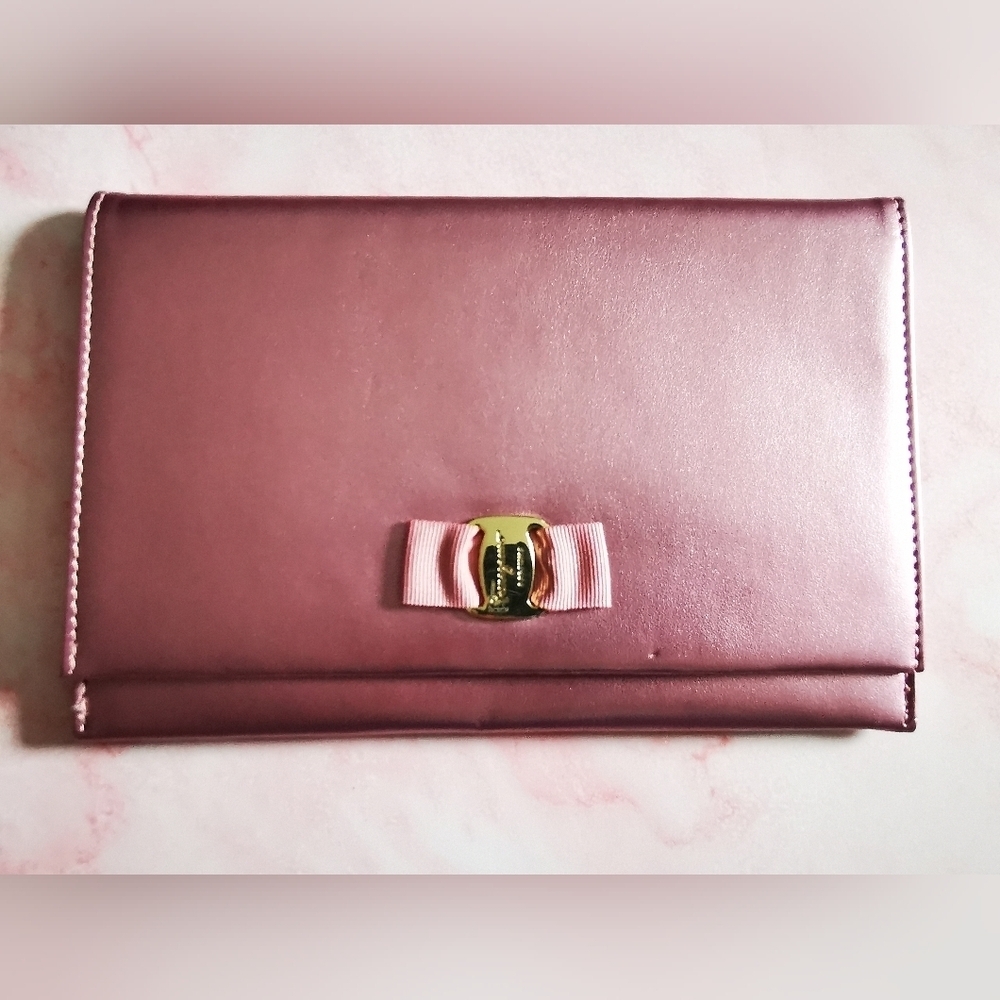 New Without Tag Salvatore Ferragamo Signorina Pouch, metalic Pink, never use.